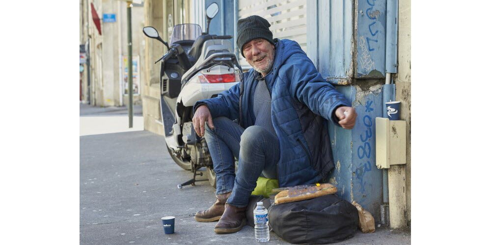 Un sans-abri fait la manche