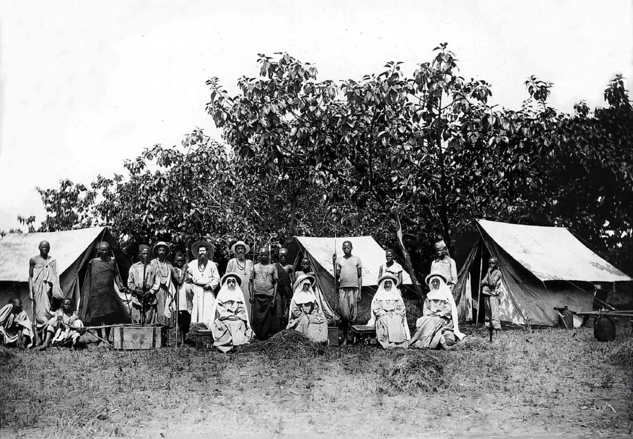 Un missionnaire arrive dans un village reculé, niché au cœur de la brousse africaine. Dès son arrivée, il est chaleureusement accueilli par le chef de la tribu, qui convoque l’ensemble des habitants devant la grande case commune. — Mes frères, je suis ici pour vous parler du dieu des Blancs ! déclare le missionnaire avec ferveur. — Bouloukoula ! Bouloukoula ! s’exclame la foule en chœur. — Je vais également vous enseigner à lire et à compter ! poursuit-il avec enthousiasme. — Bouloukoula ! Bouloukoula ! répondent-ils, toujours aussi exaltés. — Et nous construirons un dispensaire p