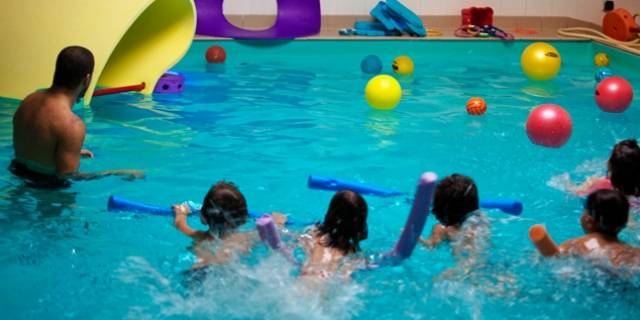 blague enfants sans bras à la piscine 