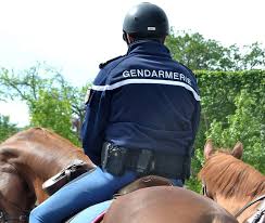 policier à cheval 