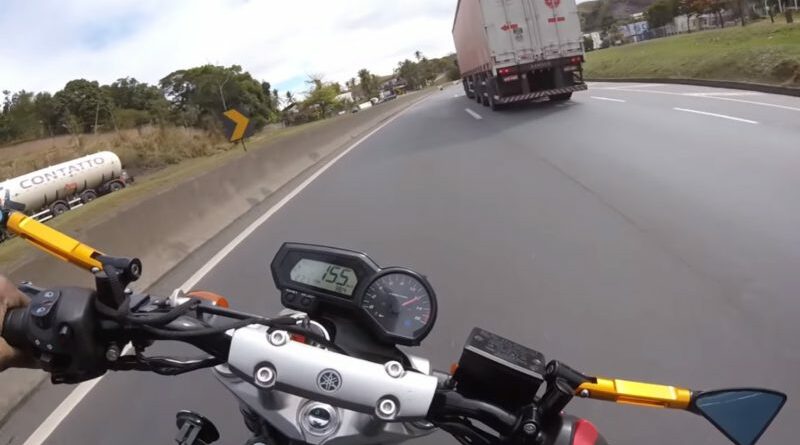 Un motard en short et en tong perd le contrôle de sa moto à presque 200 km/h