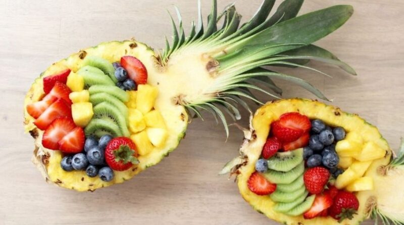 Ananas-farci-de-fruits-frais-nappÇs-dun-coulis-de-framboise-e1572025906597-1140x650