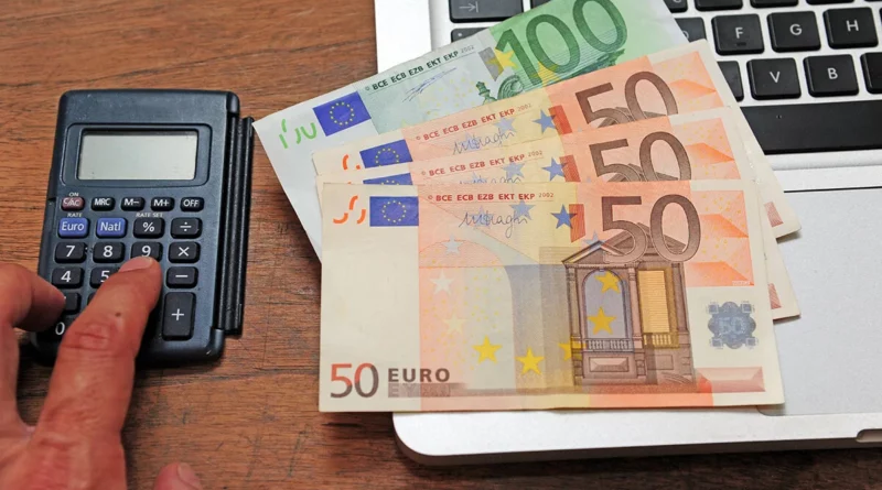 main-calculatrice-billets-euros-500-ordinateur-portable