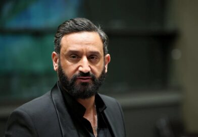 « Je suis affligé » : malaise et tensions chez LFI après l’affiche controversée visant Cyril Hanouna